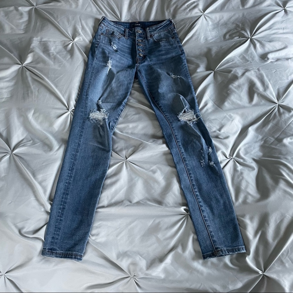 Distressed skinny jeans